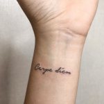 Татуировка Възползвай се от момента на латински (carpe diem). Скица, снимка, значение