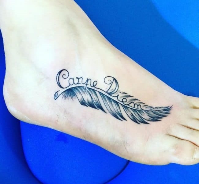 Татуировка Уловете момента на латински (carpe diem). Скица, снимка, значение