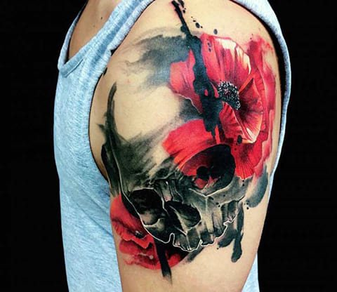 Tatouage coquelicot et tête de mort sur l'épaule d'un homme