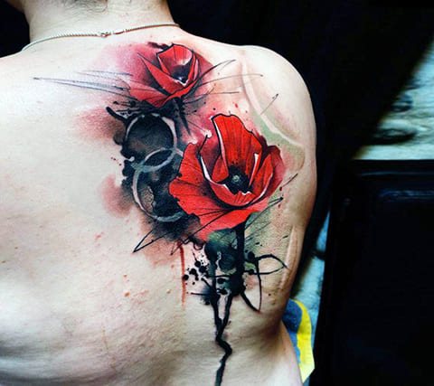 Tatouage d'un coquelicot sur son omoplate