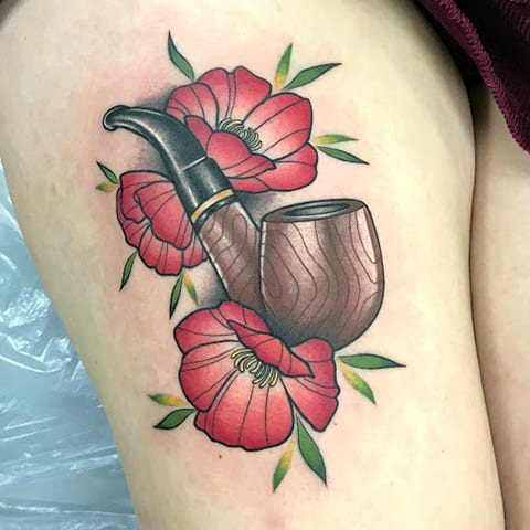 Tatouage d'un coquelicot sur sa jambe