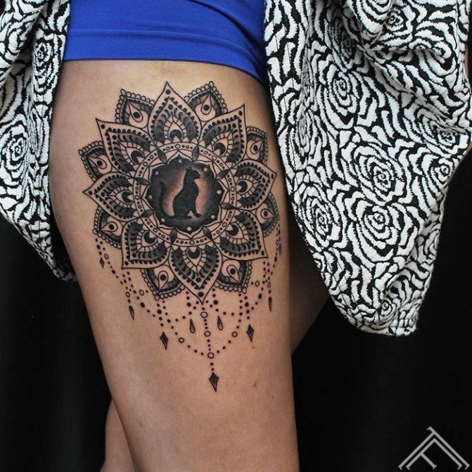 tatuaggio mandala sulla coscia