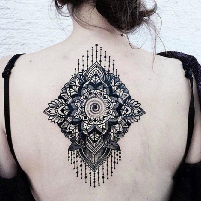 tatuaggio mandala sulla schiena
