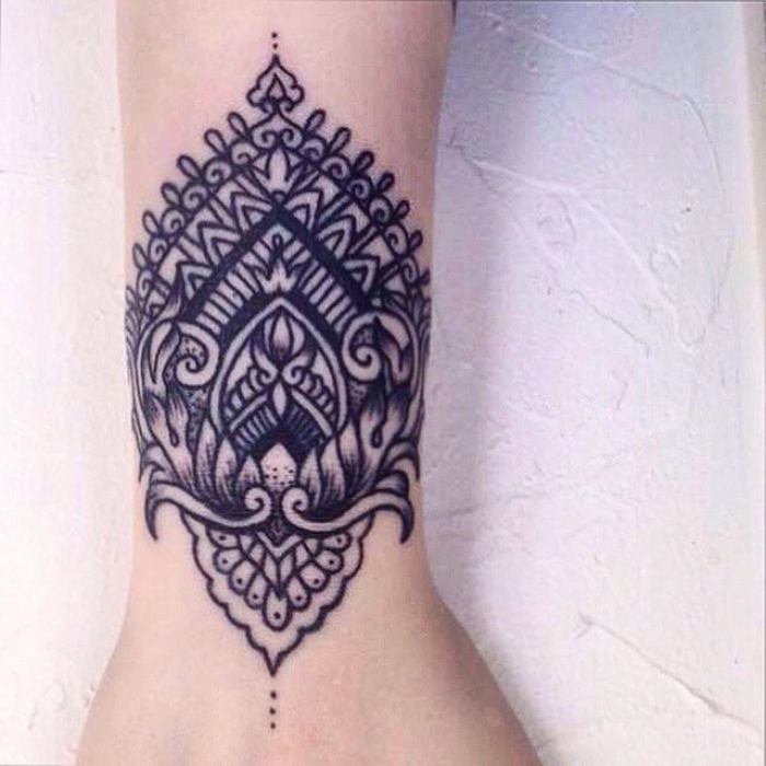 Tatuaggio mandala sul polso