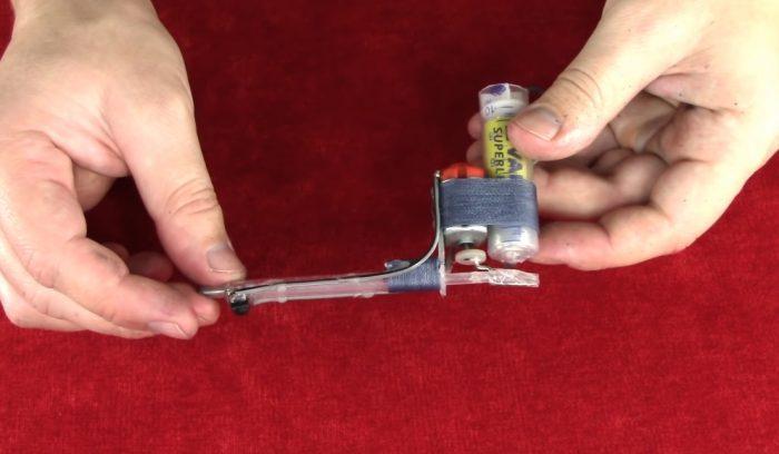 Machine à tatouer à partir d'une seringue