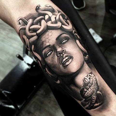 Medusa Gorgon tatuaggio sulla mano - foto