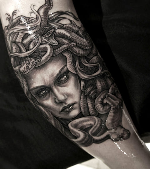Jellyfish Gorgon tatuaggio sulla mano