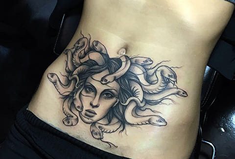 Tatuaggio di Medusa Gorgone sullo stomaco delle ragazze