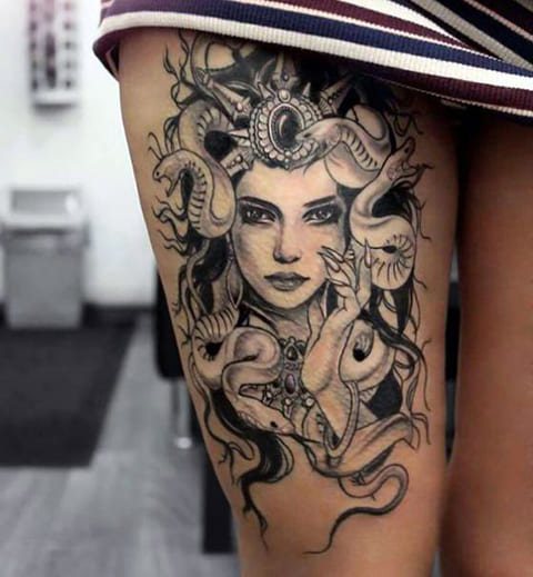 Tatuaggio di Medusa Gorgone sulla gamba di una ragazza
