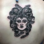 Tatuaggio della medusa Gorgon sulla schiena di una ragazza