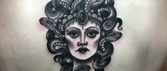 Τατουάζ Medusa Gorgon στην πλάτη της κοπέλας