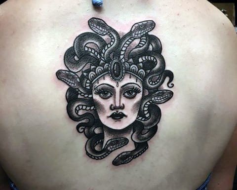 Tatuaggio Medusa Gorgone sulla schiena di una ragazza