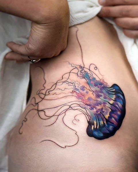 Medusa tatuaggio sul lato di una ragazza