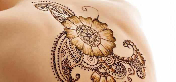 mehendi tätoveering kõhule