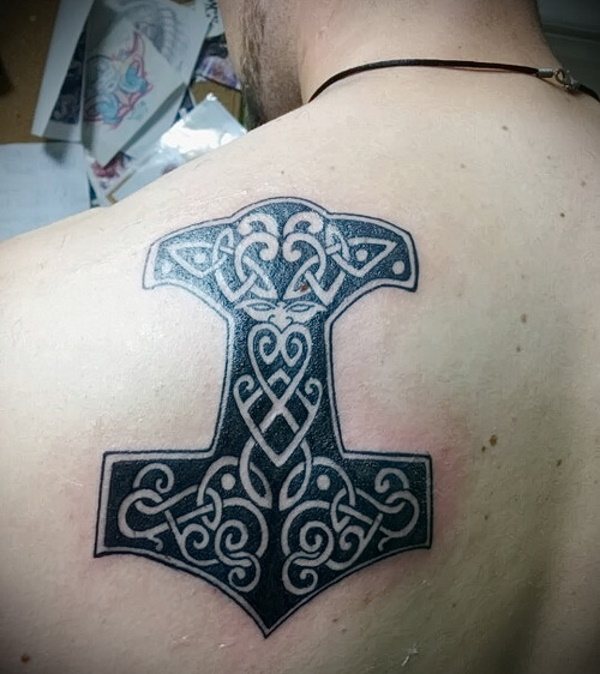 Tattoo Thor's Hammer. Significazione su braccio, mano, schiena, spalla, gamba, foto