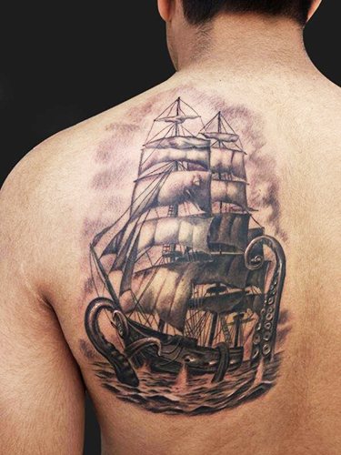 Tatouage avec thème nautique. Photos, croquis, manchon sur les jambes, les bras, les mollets, le dos, le poignet, sens