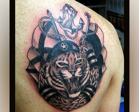 Tatouage d'infanterie de marine avec tigre