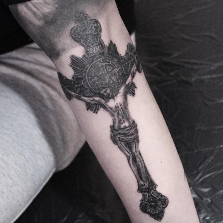 Tattoo mâle croisé