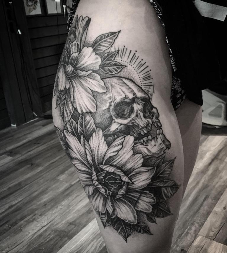 Tatouage sur la hanche d'une fille