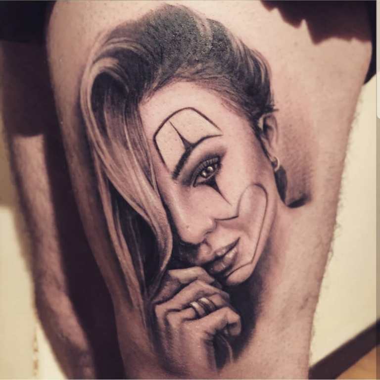 Tatouage sur la cuisse d'un homme