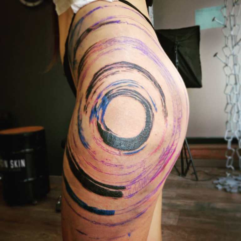 Tatouage sur la cuisse d'une fille