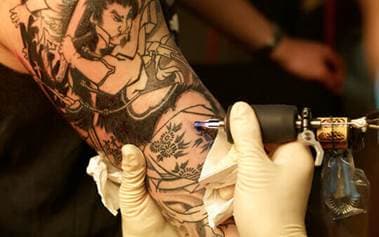 Processus de tatouage sur le biceps