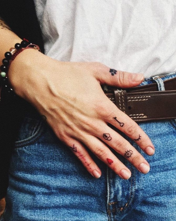 tatouage sur les phalanges