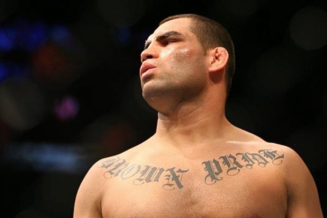 Un tatuaggio sul petto di Kane Velasquez. Orgoglio marrone