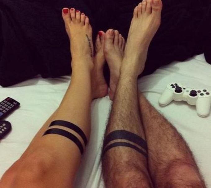 Tattoo on the calf in the form of stripes is perfect for everyone