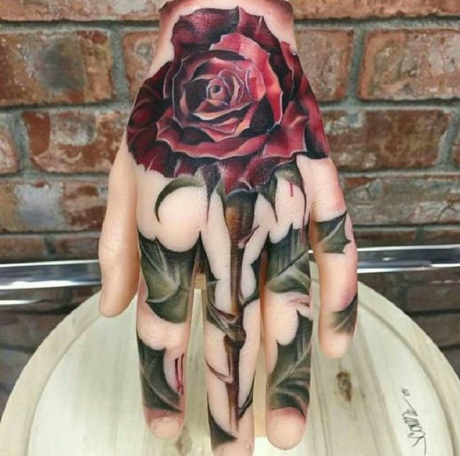 Tatouage sur la main - Tatouage sur la main - Tatouage sur la main rose