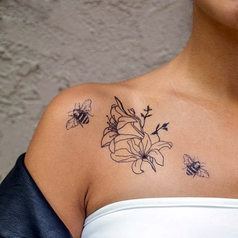Tattoo Biene und Blume auf dem Schlüsselbein