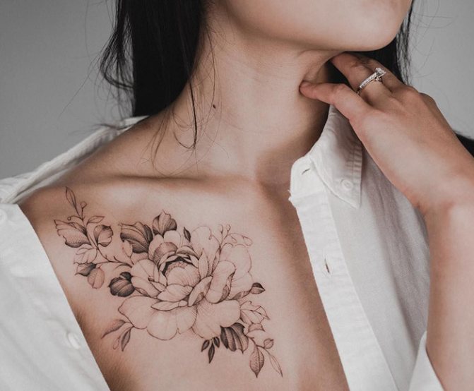 Tattoo on collarbone