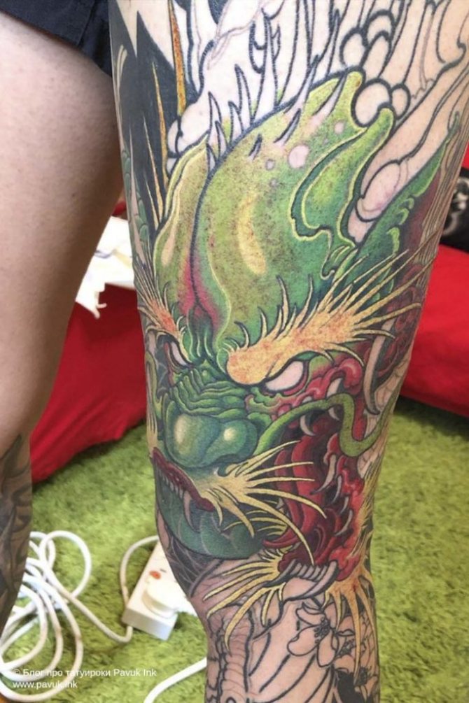 tatuaggio sulle ginocchia 39