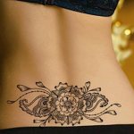 Tatouage sur le coccyx pour les filles. Photo et signification