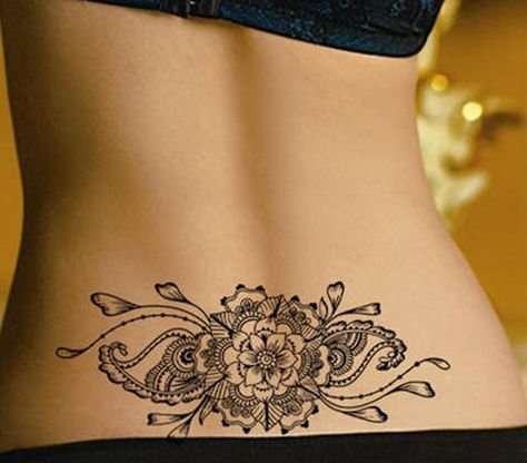 Tatouage sur le coccyx pour les filles. Photo et signification