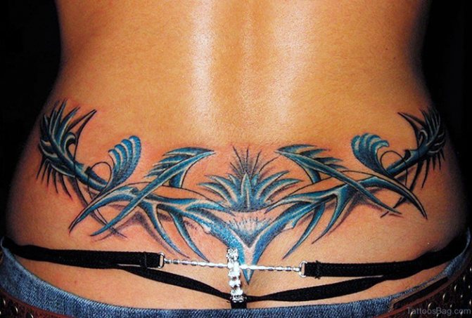 Tatouage sur le coccyx pour les filles. Image et signification