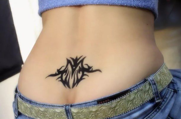 Tatouage sur le coccyx pour les filles. Photo et signification