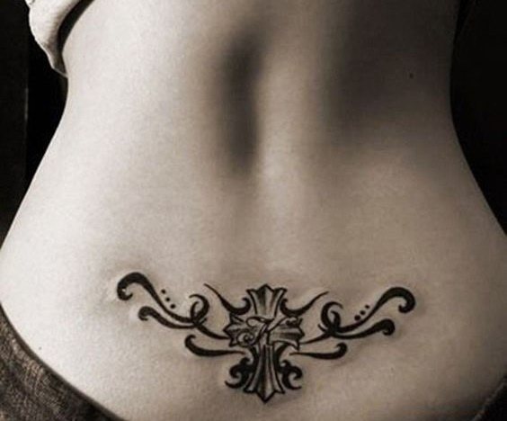 Tatouage sur le coccyx pour les filles. Photo et signification