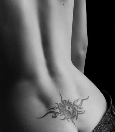Tatouage sur le coccyx pour les filles. Photo et signification