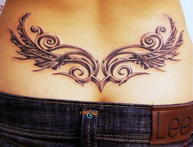 Tatouage sur le coccyx pour les filles. Photo et signification