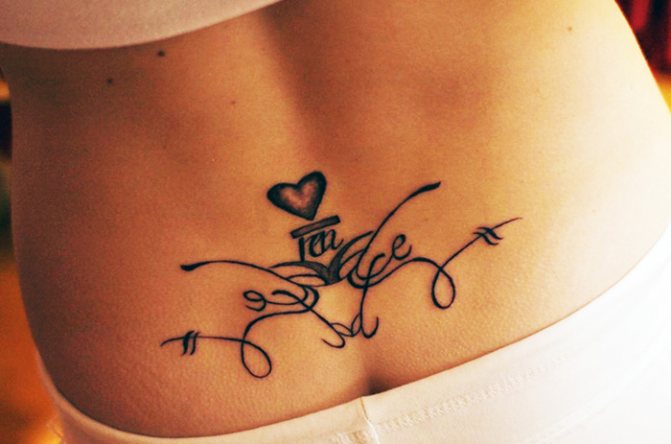 Tatouage sur le coccyx pour les filles. Photo et signification