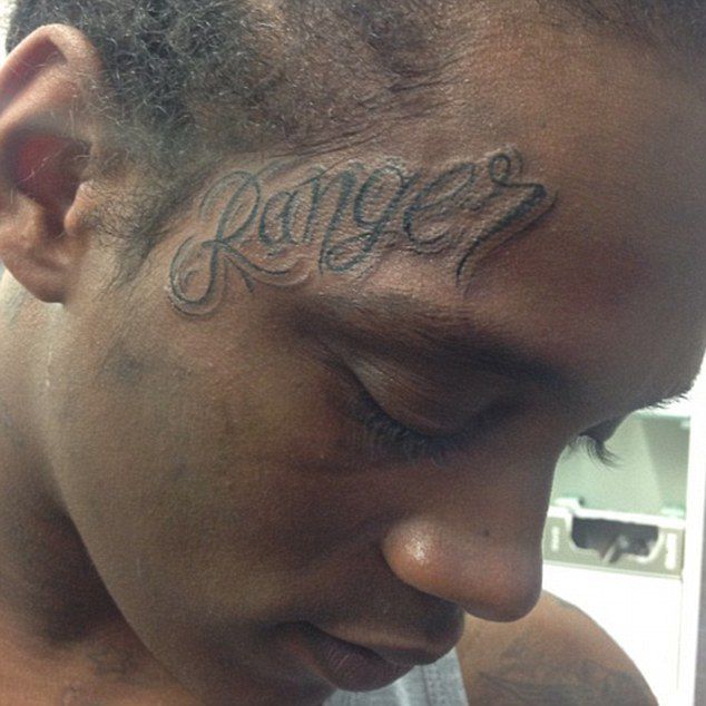 Tatouage sur le front, au-dessus des sourcils