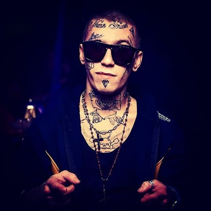 Τατουάζ προσώπου με τριαντάφυλλο και επιγραφή