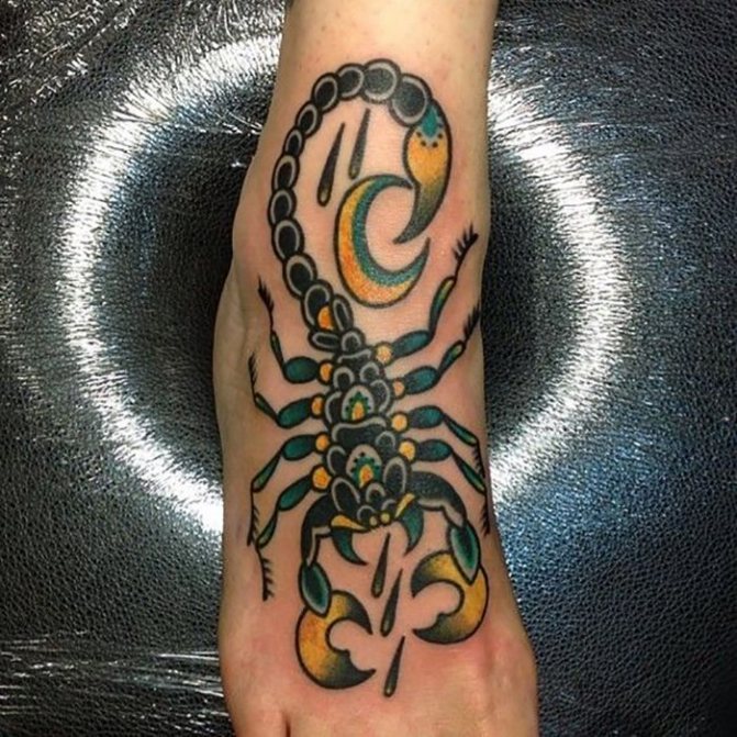 Sárga és zöld skorpió tetoválás a lábon