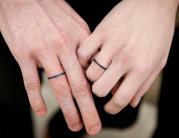 Τατουάζ στα δάχτυλα για κορίτσια. Επιγραφές, σκίτσα και οι έννοιες των μικρών τατουάζ