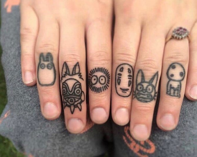 Tatouages de doigts masculins