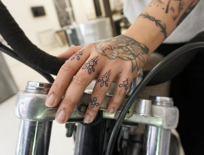 Tatouage sur le doigt pour les filles