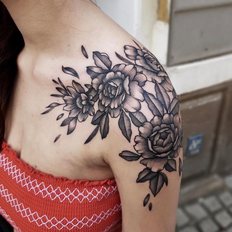 女の子のための肩のタトゥー