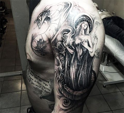 Tatouage sur les épaules pour les hommes