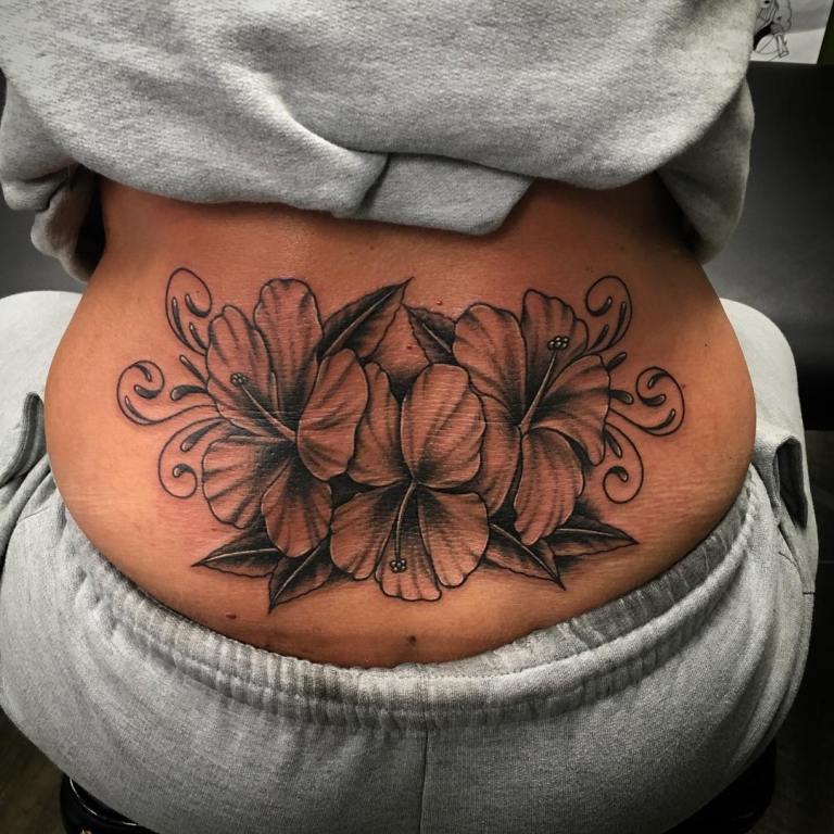 女の子のための背中のタトゥー